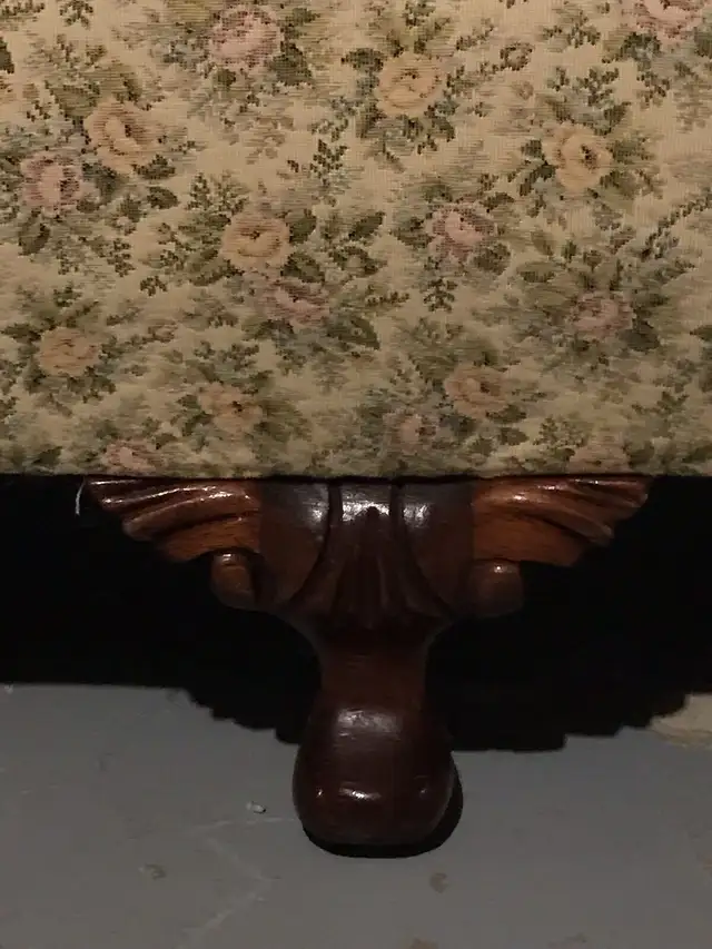 Must sell - Pristine Antique sofa/ couch - price greatly reduced in Couches & Futons in Kingston - Image 6