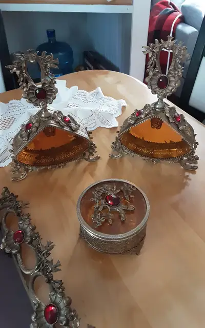 Cadre et bouteille de parfum, View more