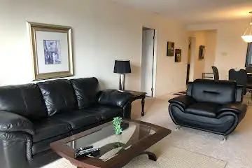 Ideal location. Beautiful view overlooking water. Close to beach & Blue Water Bridge. 5 appliances (...