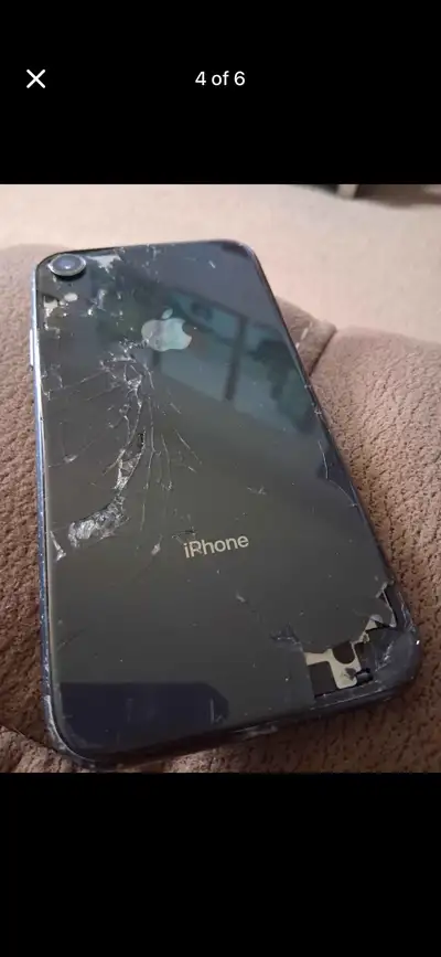 This phone is factory reset and unlock to any carriers with no issues, the back of the phone is crac...