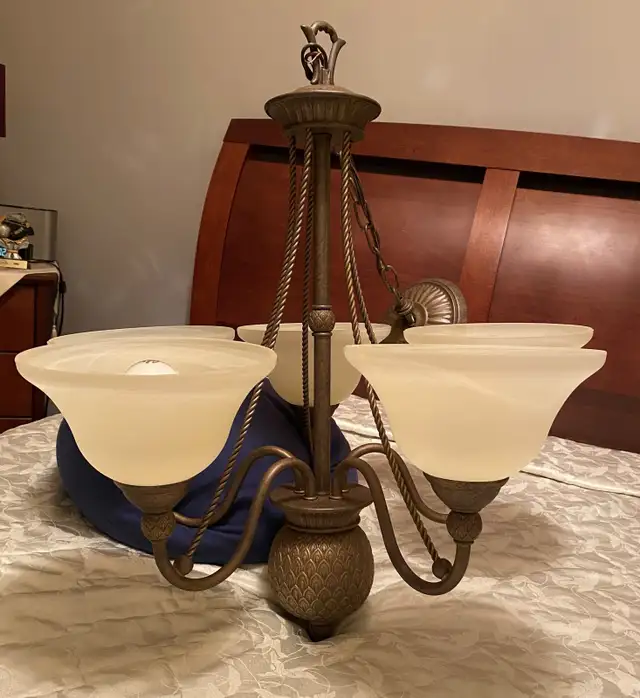 Chandelier in Indoor Lighting & Fans in Laval / North Shore - Image 2