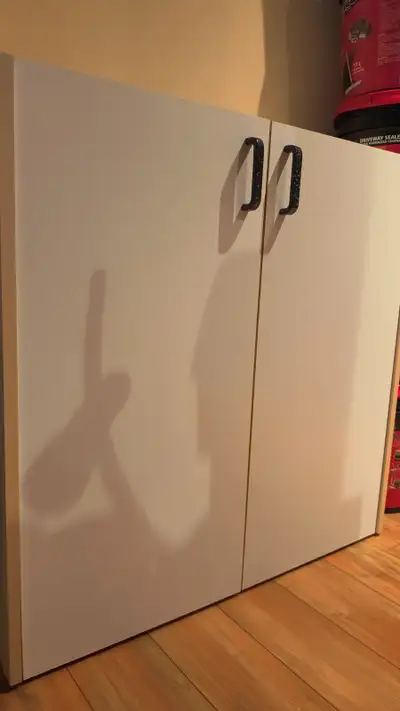 armoire en mélanine en très bon état, View more