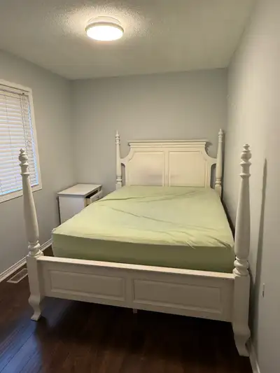 Queen Bedroom Set – Bed Frame, Mattress, Box Spring & Nightstand Included Selling a beautiful Queen-...