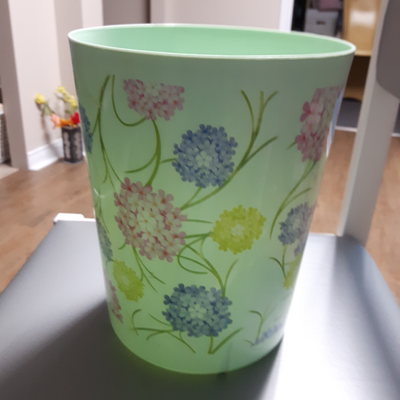 BEAU GRAND PEAU DÉCO PLASTIQUE SOLIDE 10"HAU VERT À FLEURS $5.00, View more
