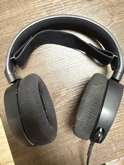 Well Worn Fully functional (rgb, audio, mic) only cosmetic damage Audio cable and mixer included