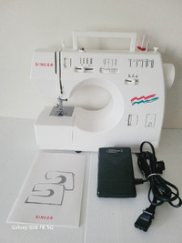 Singer Sewing Machine Model 30518 W/ Manual & Accessories 
