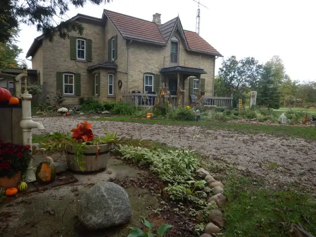 Quaint English Country - Camlachie in Long Term Rentals in Sarnia - Image 2