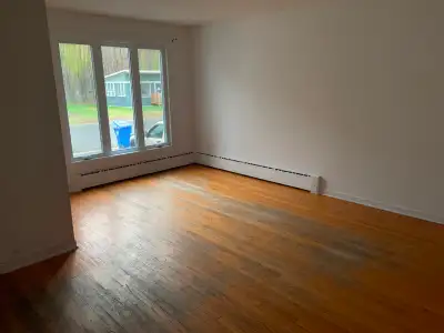 Logement rénové sur 2 étages avec 2 sdb, cour et 2 stationnements inclus. 4 chambres à coucher. Très...