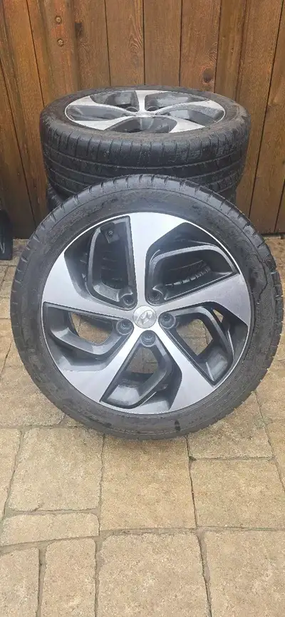 Ensemble de jantes et pneus (245/45R19) pour Hyundai Tucson Limited 2017. Ces pneus sont en bon état...