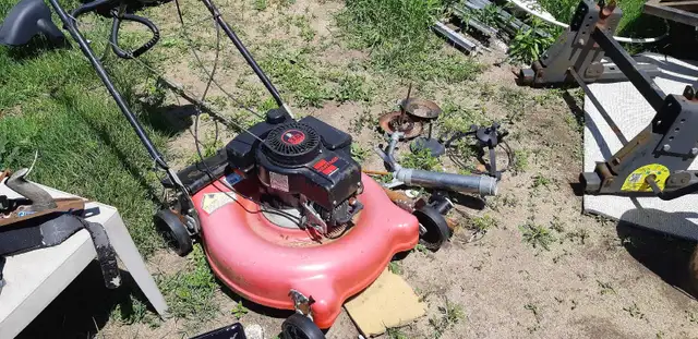 Push Lawnmower in Lawnmowers & Leaf Blowers in Trenton - Image 2