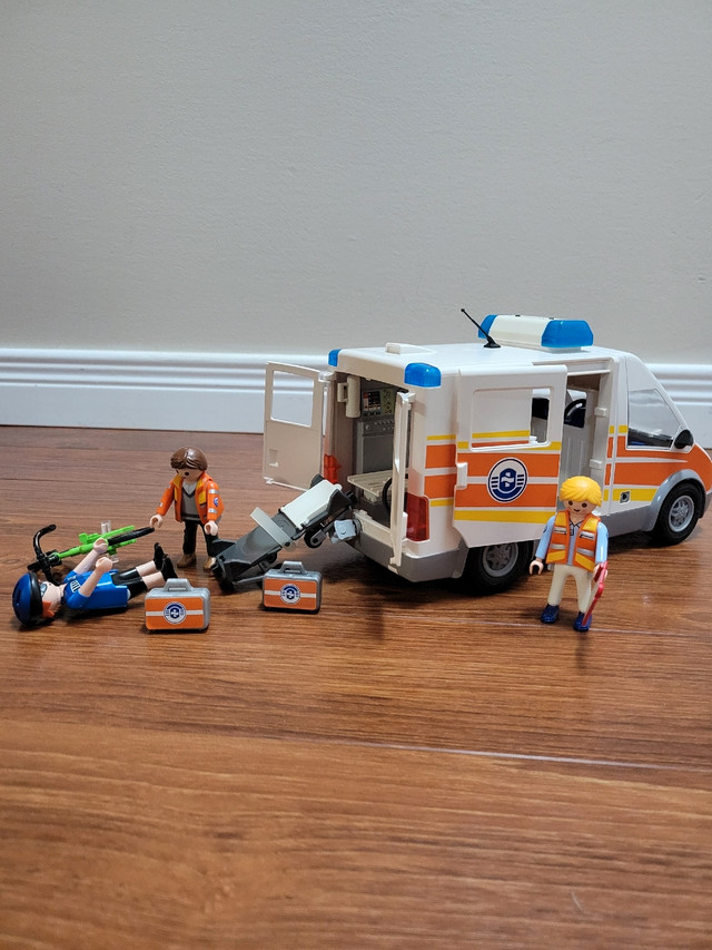 Playmobil City Action Ambulance avec secouristes # 5541 dans Jouets et jeux  à Ville de Québec - Image 2