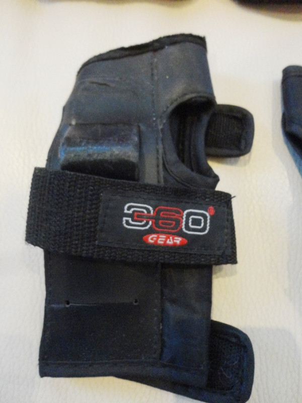 Set of Kids Knee and Wrist Guards CTX Sports, Gear 360 $10/all in Skateboard in Kitchener / Waterloo - Image 2