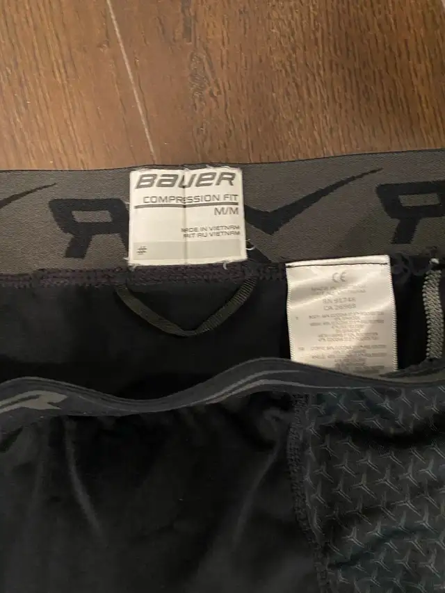 Bauer compression fit hockey pants in Hockey in Sudbury - Image 3