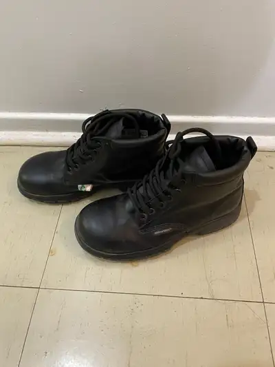 Safety shoes for lady Size 7 Green tag on, View more