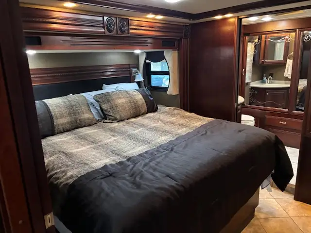 Class A Motorhome- American Coach American Revolution in RVs & Motorhomes in Cambridge - Image 6