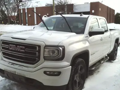 tres beau gmc sierra elevation avec 114.400 kilo rien a faire dessue me rejoindre au 819-993-0993