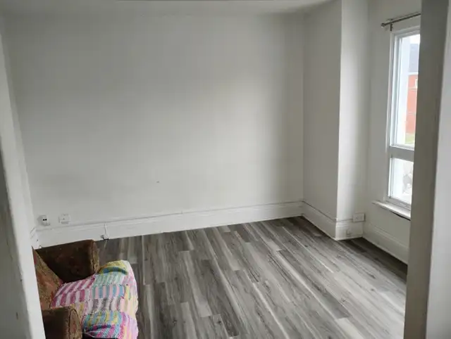 Big room available downtown 750$