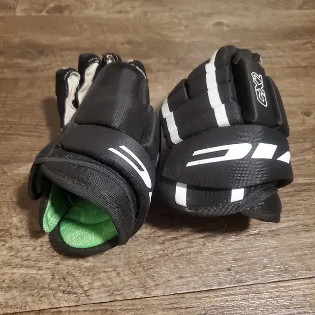 New 11" Jr. VIC Hockey Gloves  Kids Hockey Gloves  in Hockey in Barrie - Image 2