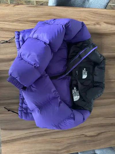 Manteau d’hiver pour femme, taille médium. En parfait état ! Très chaud, doublé et confortable Porte...