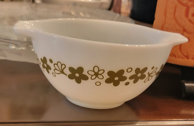 Antique Pyrex Serving Dishes in Kitchen & Dining Wares in Barrie - Image 2