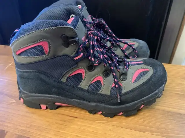 Kids hiking boots size 3