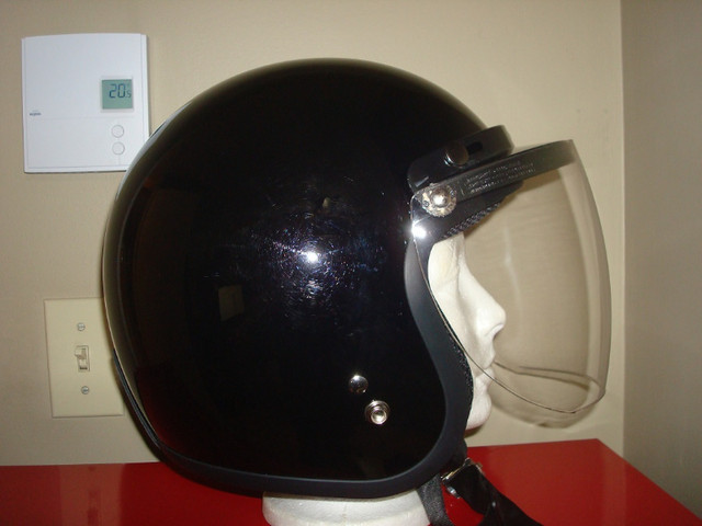 Casque de moto (médium, 57-58 cm), 40$. dans Pièces et accessoires pour motos  à Laval/Rive Nord - Image 2