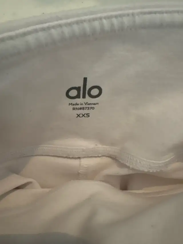 Alo Leggings in Women's - Bottoms in City of Toronto - Image 3