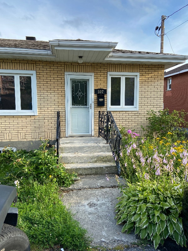 Bright main floor 3 bedroom available Sept 1 Long Term Rentals