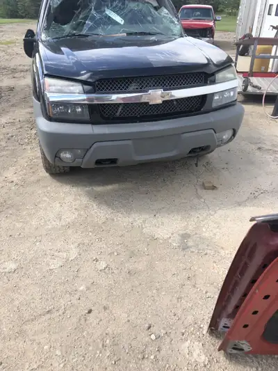 2002 Avalanche parts for sale Roll over. Front diff Rear diff Hood Front two tonneau covers Box side...