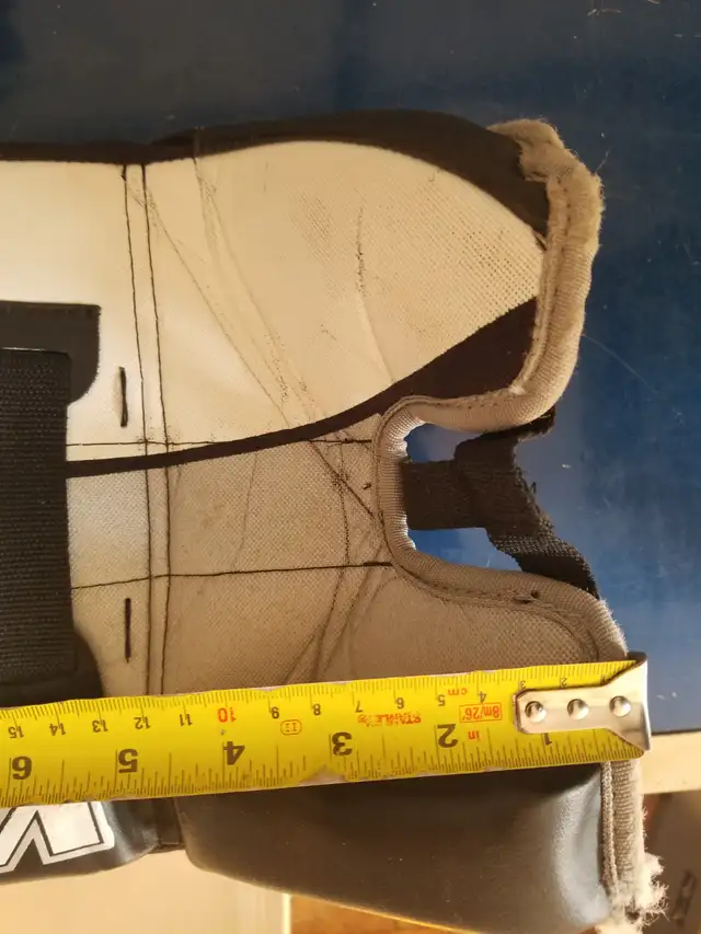 Youth Hockey Goalie Pads in Hockey in Calgary - Image 5