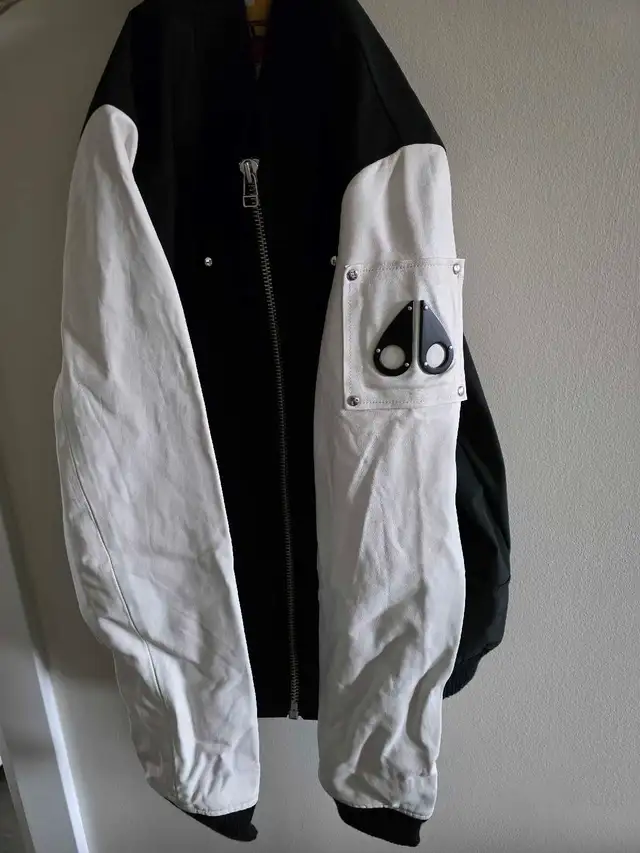 SELLING MOOSE KNUCKLE BOMBER WITH LEATHER SLEEVES in Men's in Oshawa / Durham Region - Image 5