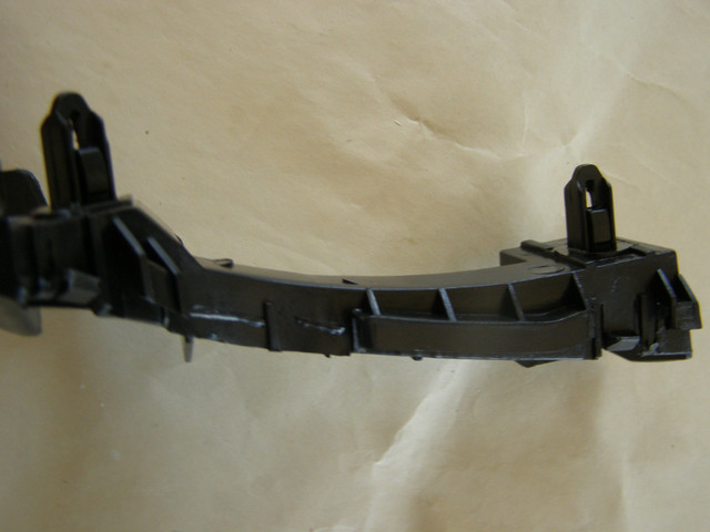 NEUF Toyota Corolla 2003-2008 Front Bumper Bracket Pare-chocs dans Pièces de carrosserie  à Longueuil/Rive Sud - Image 3