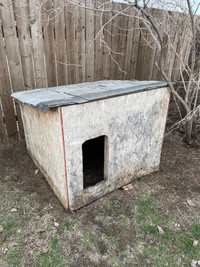 Insulated dog house