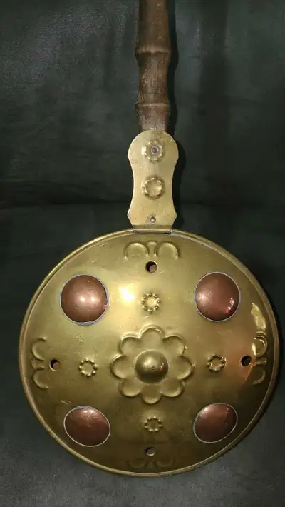 In great condition. It would make a great wall hanger in any room. It's 28 1/2" long, the pan is 9"...