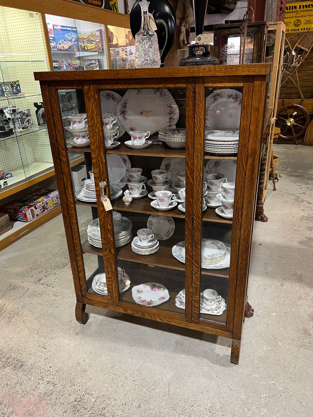 Stunning 1/4 cut oak display cabinet  in Arts & Collectibles in Edmonton