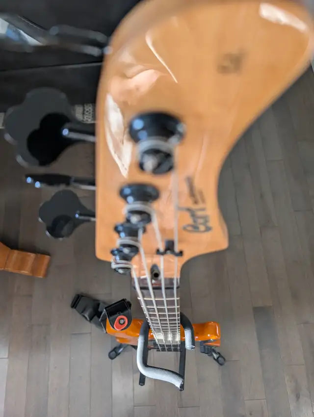 Cort Custom Bass in Guitars in Gatineau - Image 7