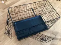 Cage en métal avec poignée pour chien et petit lit 45$