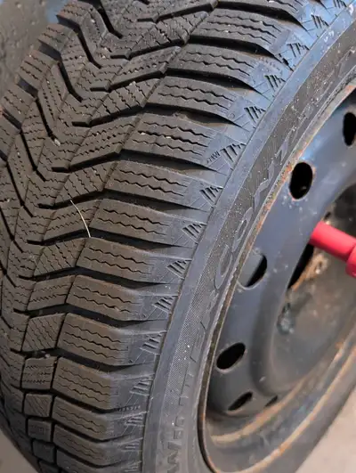 Je vends ces pneus d'hiver Continental 205/55R16, montés sur des jantes en acier. Ils offrent une ex...
