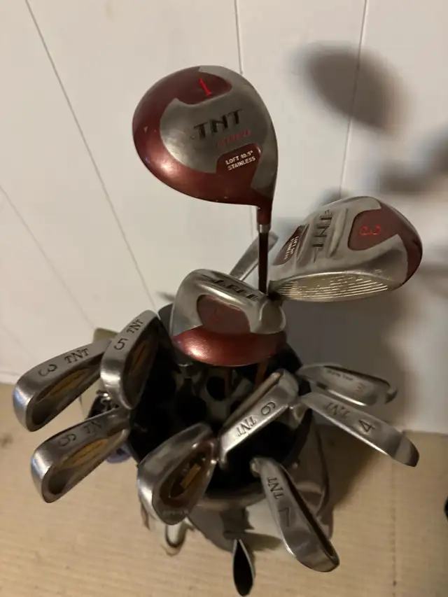 Great shape women’s right handed golf clubs and bag graphite in Golf in Guelph - Image 2