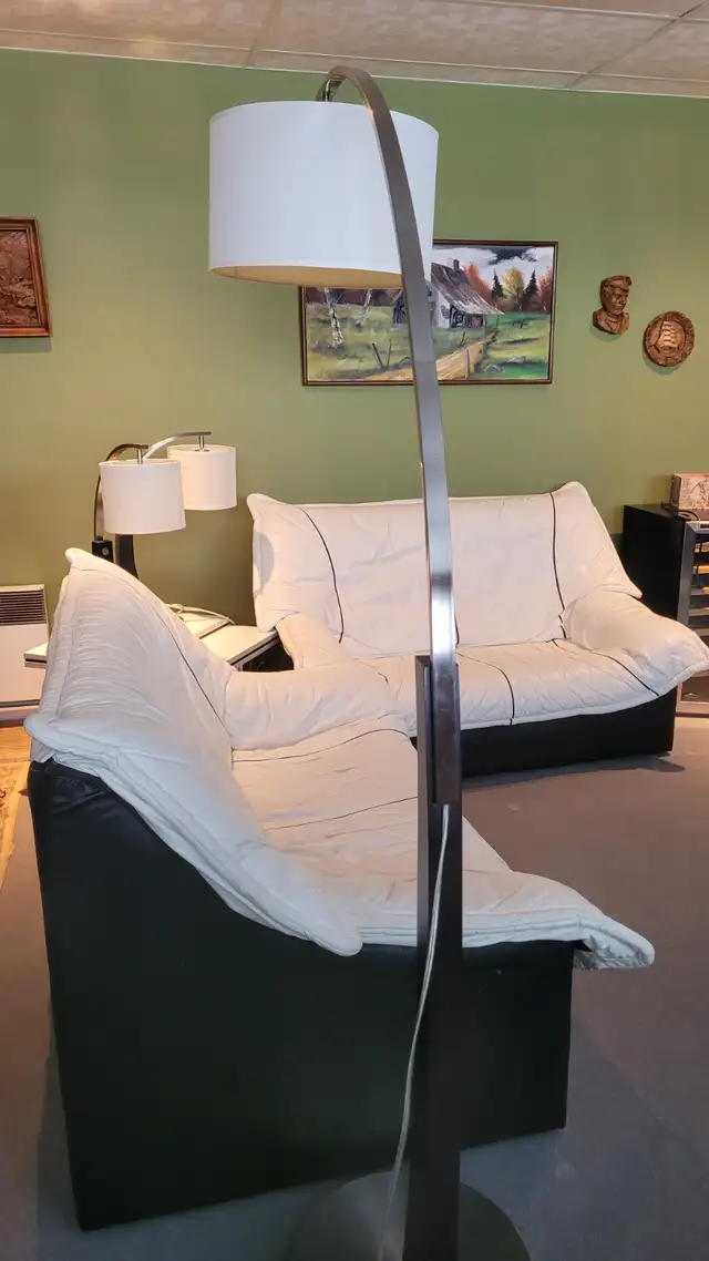 Causeuse tout cuir italien, vintage in Couches & Futons in Trois-Rivières - Image 2