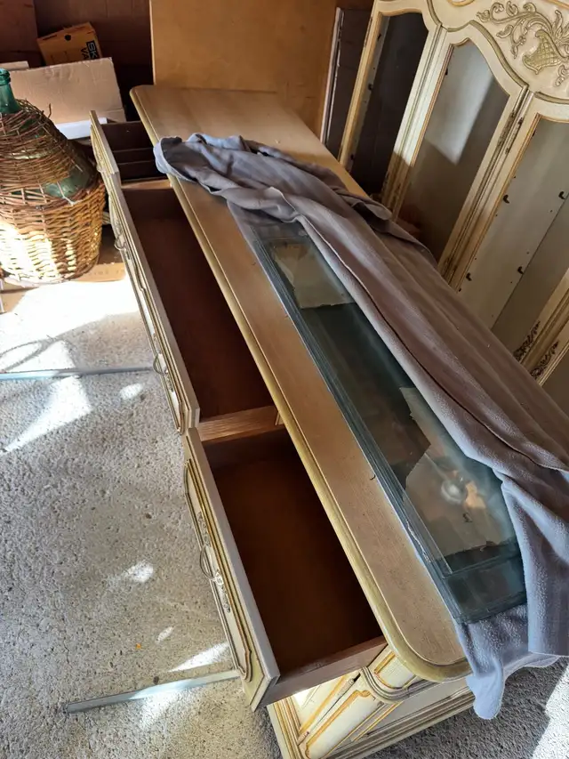 Vintage French Provincial Hutch + Credenza Set – Solid Wood in Hutches & Display Cabinets in Mississauga / Peel Region - Image 6