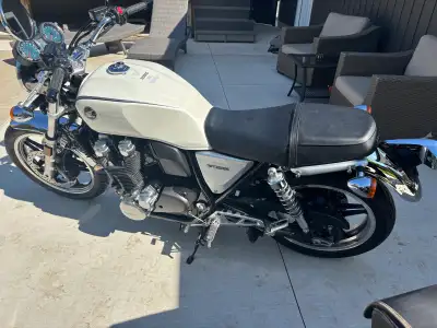 Mint Honda CB 1100, new retro tribute to the 1970's CB750... Only 11,900 kms, ABS Loads of you tube...