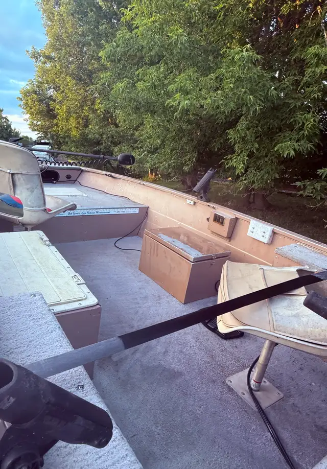 14 fishing boat and trailer. almost new Honda moter in Powerboats & Motorboats in Winnipeg - Image 5
