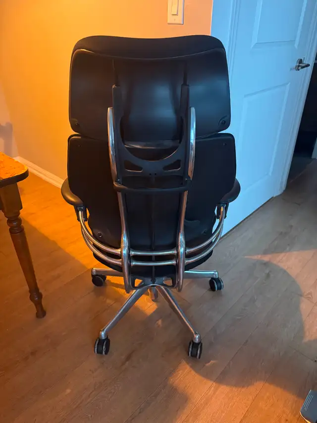 Humanscale Freedom Chair w/ Headrest – Ergonomic Office Chair in Chairs & Recliners in City of Toronto - Image 4
