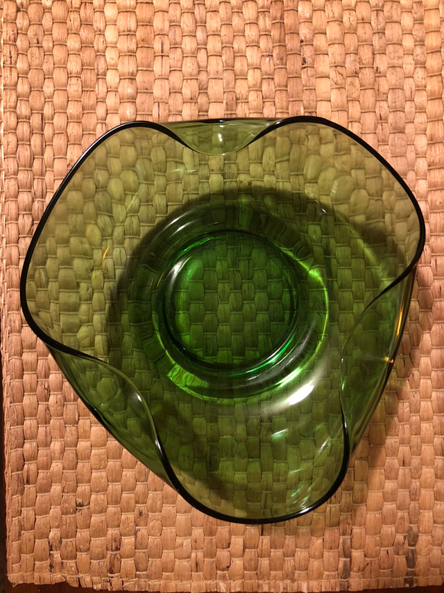 MCM Heavy Emerald Green Glass Anchor Hocking Bowl Folded Edges in Arts & Collectibles in City of Toronto - Image 2