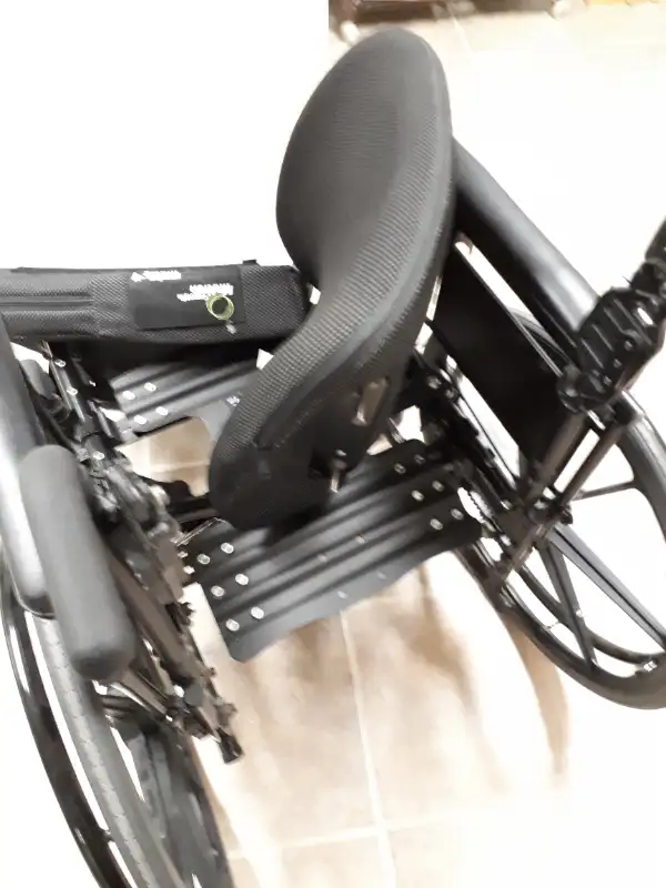 Wheelchair  with removable wheels - Reduced in Health & Special Needs in Windsor Region - Image 4