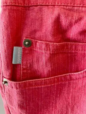 Brand new women’s shorts , size 28. Folded to show the front & back pockets. From a smoke free / dog...