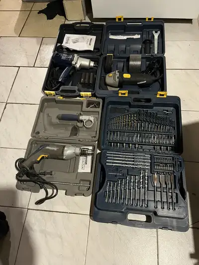 Sont tous des outils comme neuf très propre. La clé à choc de 7,5A, avec coffre et trois douilles à...