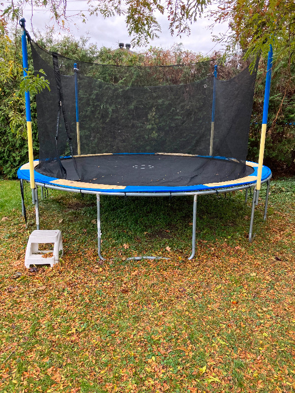 Un trampoline 14&nbsp;pieds dans Jouets et jeux  à Saint-Jean-sur-Richelieu