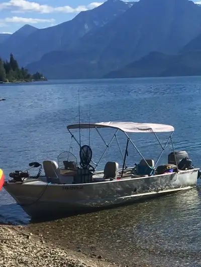 16.5 foot Lund Aluminum Boat Deep V Hull (stable) Pike Model 40 Horse, 2 Stroke Mercury Mariner Moto...